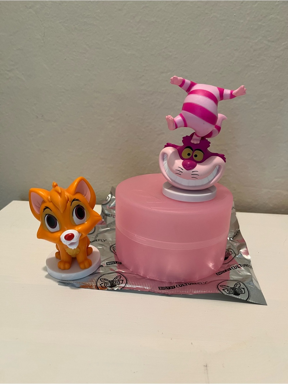 Disney Cats and Dogs Mystery Vinyl Figure Container - Cheshire Cat and Oliver